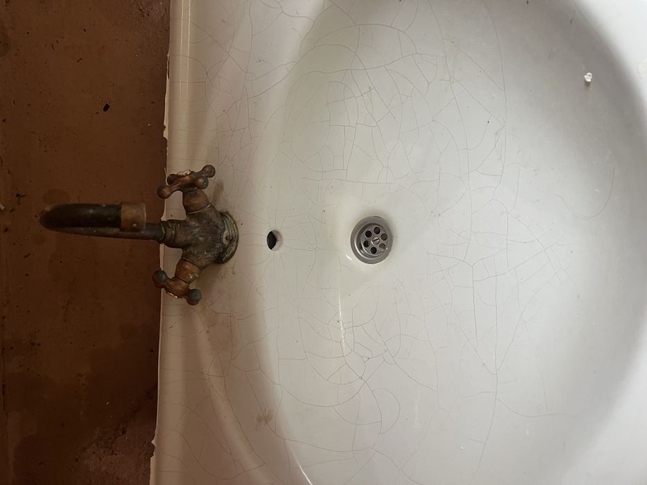 Zlew łazienkowy z kranem