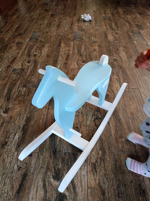 Drewniany konik na biegunach