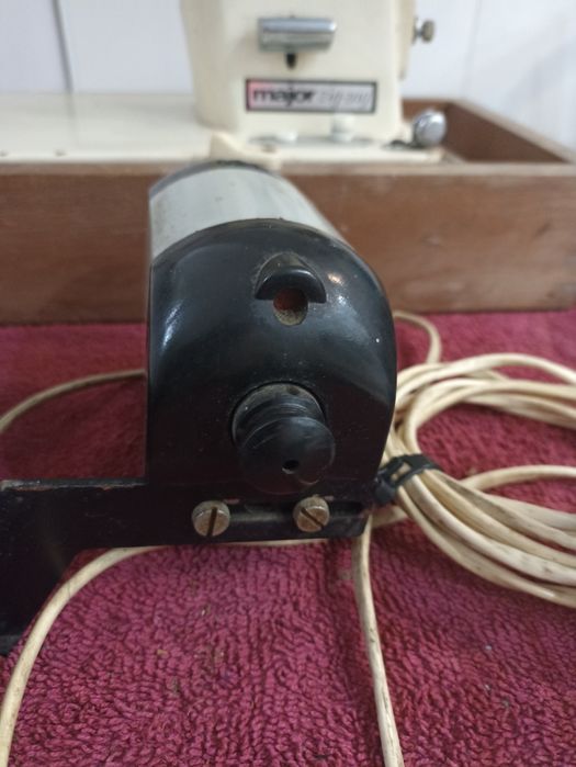 Silnik i pedał do maszyny