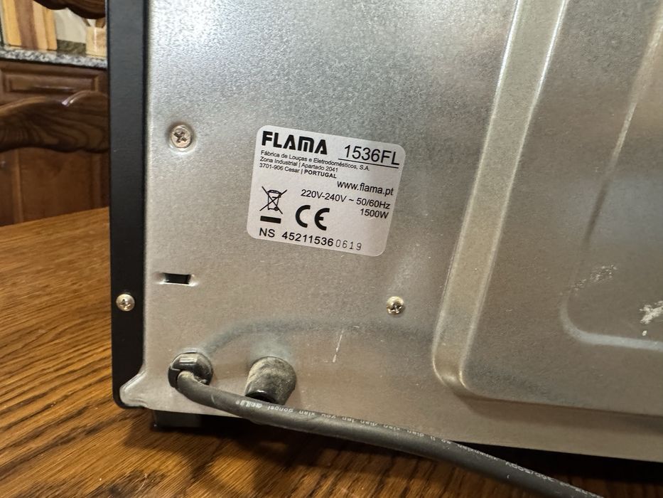 Forno pequeno da marca Flama