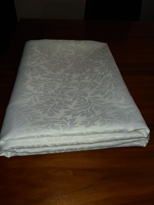 Obrus biały plamoodporny