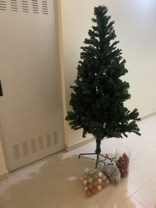 Arvore de natal com decorção cor verde bem estivada