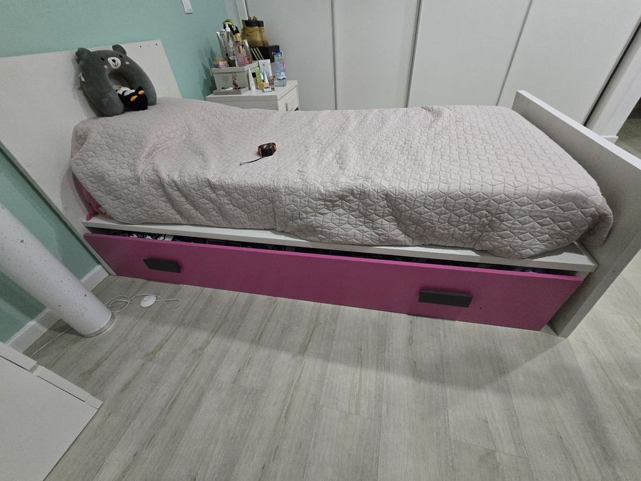 Mobilia de solteiro com 2 camas (uma tipo gaveta que fecha quando nao