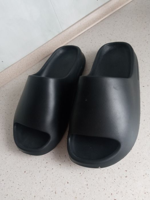 Klapki czarne 42-43 wkładka 25,5 cm