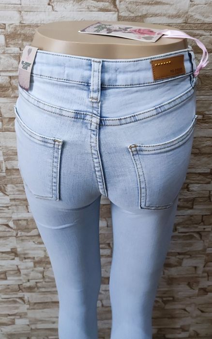 Spodnie rurki jasny jeans dziury napisy xs