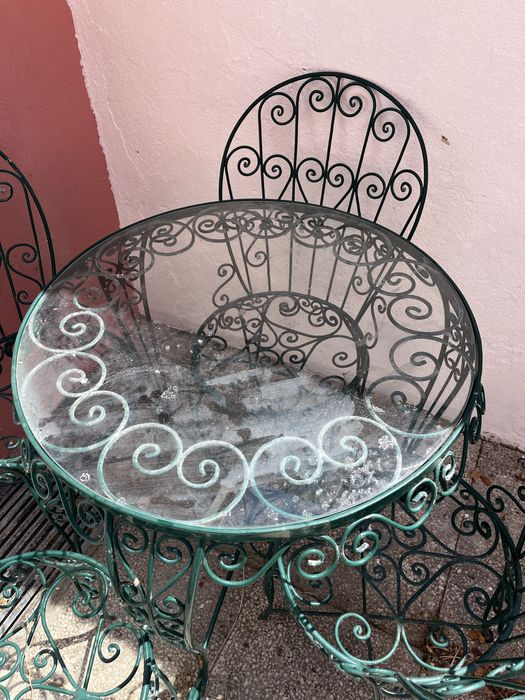Mesa de jardim em metal galvanizado e tampo de vidro.