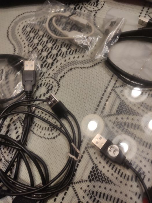 Przewody do ładowania telefonu.