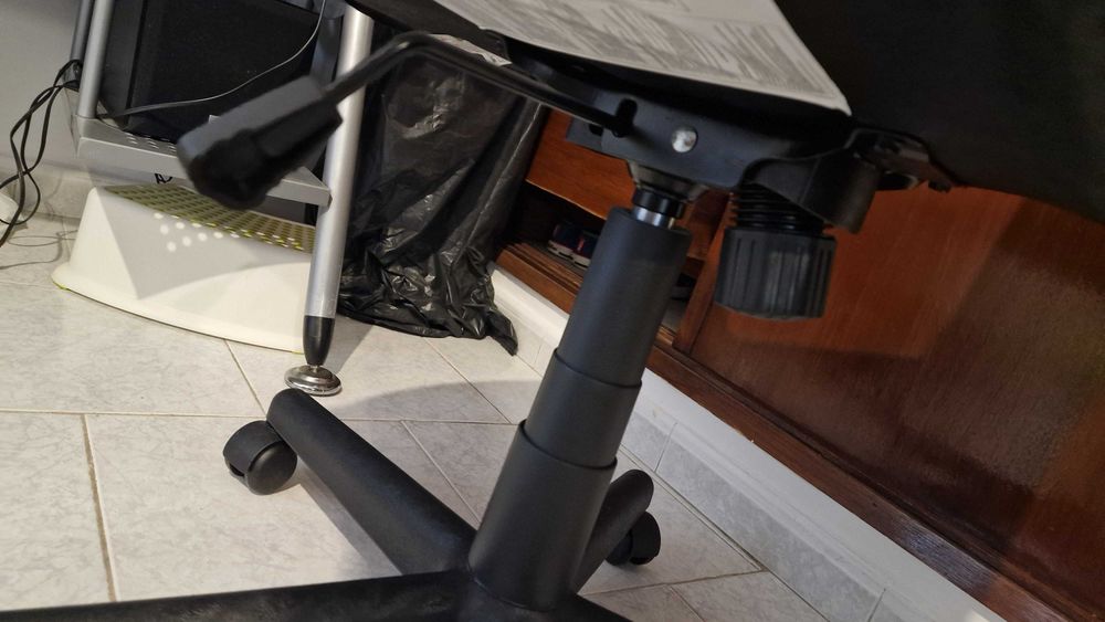 Cadeira de secretaria quase nova preta
