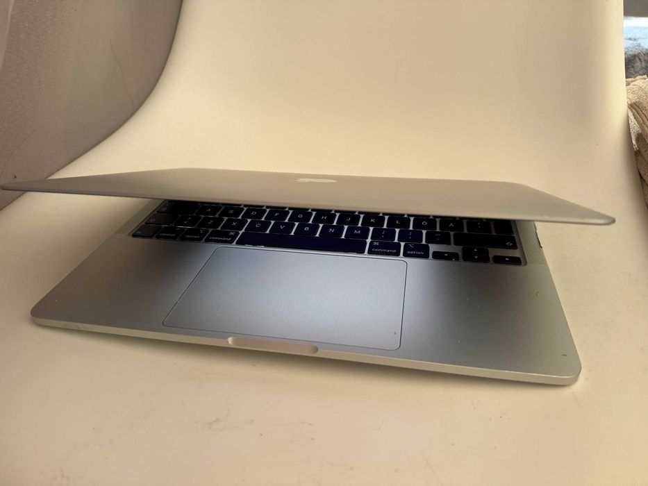Macbook Pro 13 A1708  i5 Turbo 3.6 GHz 4 wątki 8 GB LPDDR3 256SSD