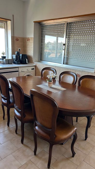 Vendo linda mesa de jantar com 6 cadeiras