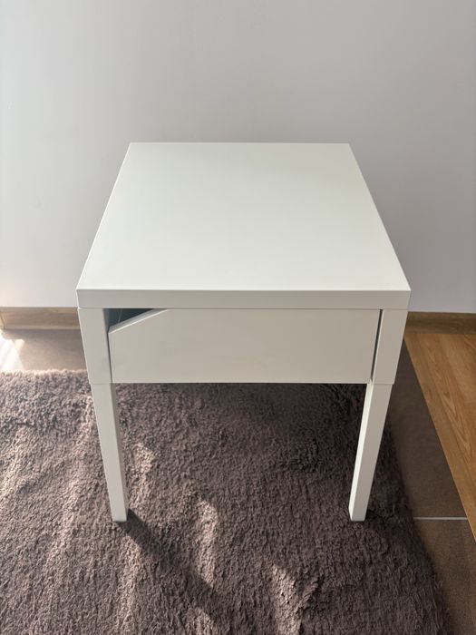 Biała szafka nocna / stolik IKEA SELJE – bardzo dobry stan