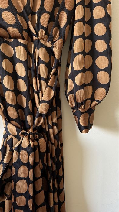 Vestido preto e bolas douradas da Mango tamXS