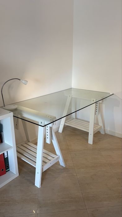 Mesa de escritorio com tampo de vidro