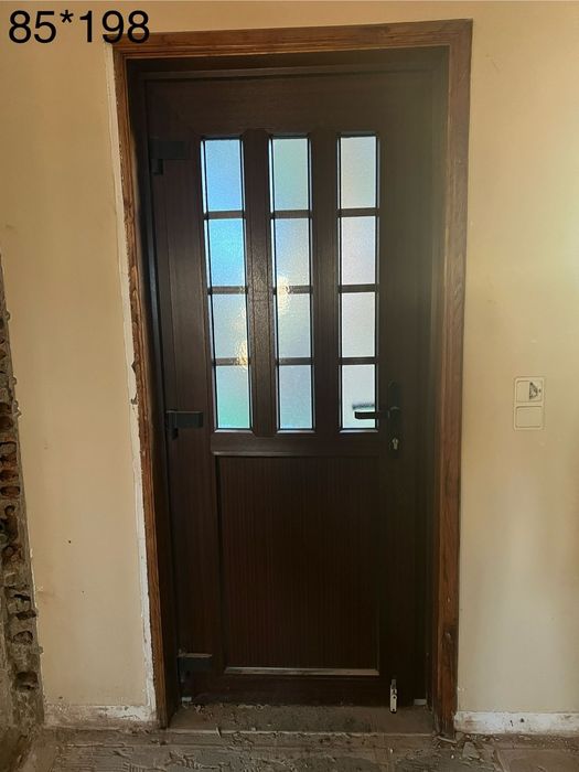 Conjunto de janelas e portas em PVC REHAU – castanho madeira