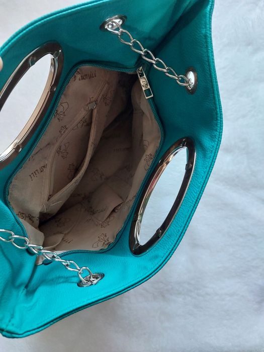 Torebka na srebrnym łańcuszku