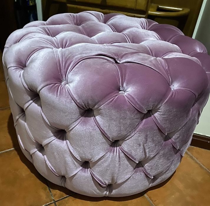 Puff redondo capitoné com estofo roxo