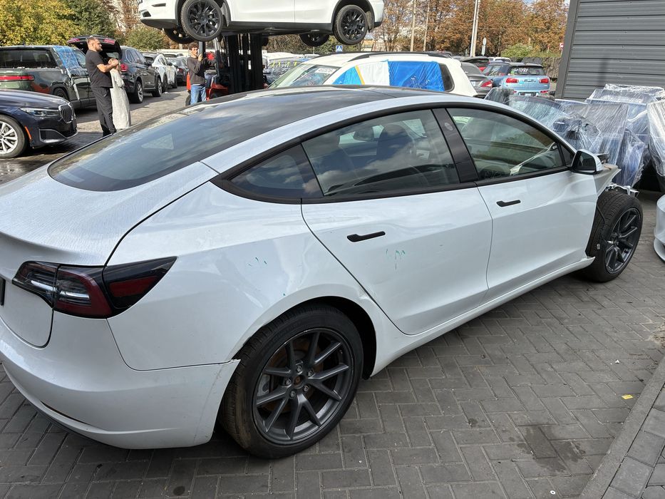 Tesla model 3 2023 залізофосфат