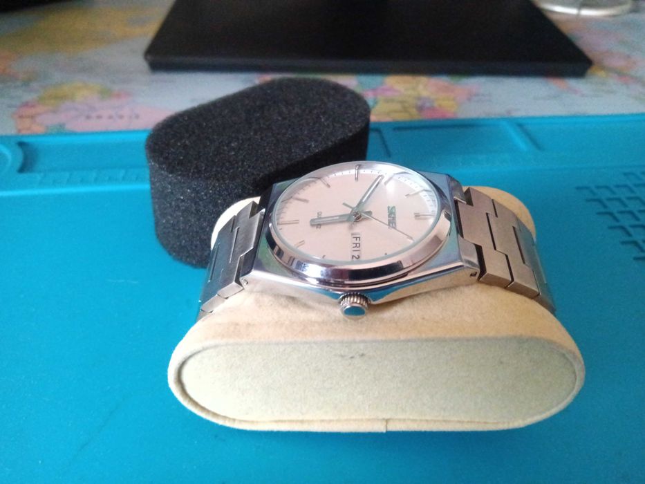 Relógio quartzo pulseira integrada