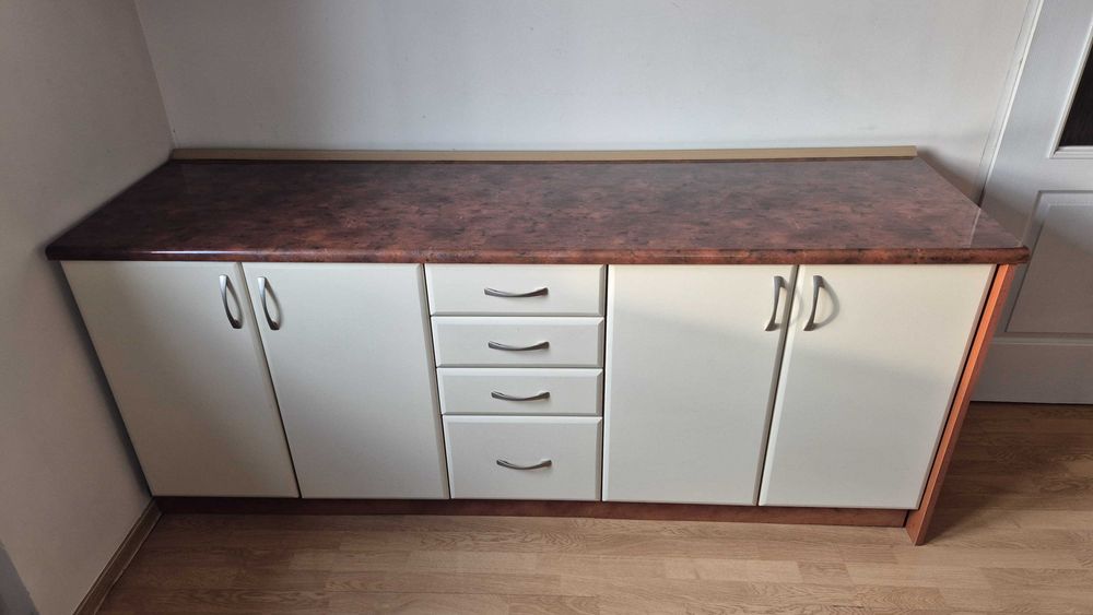 Meble kuchenne - kompletne z ladą i oświetleniem