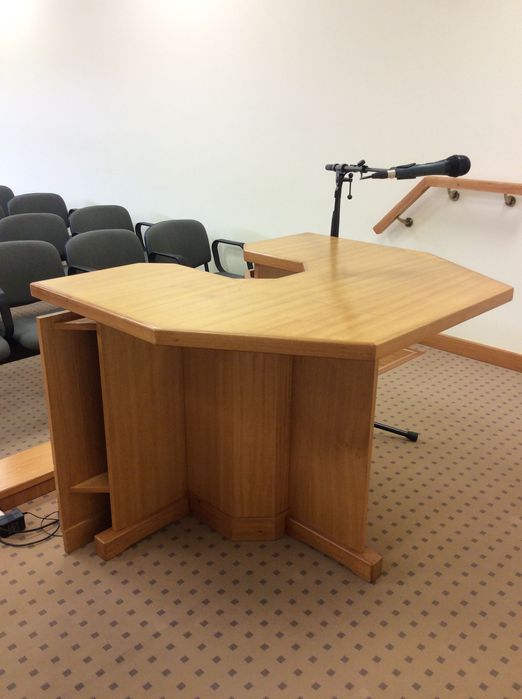 Mesa de Reunião (e Exposição) com 2 cadeiras