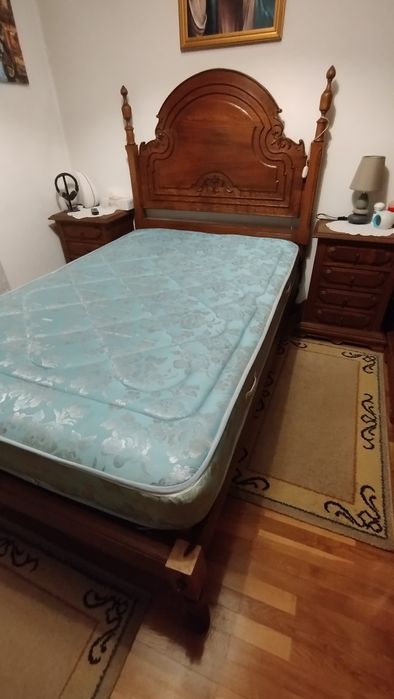 Cama colchão e mesinhas cabeceira