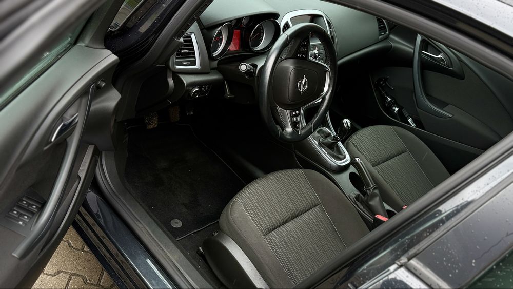 Opel Astra J Sports Tourer 1.6 CDTI 110 KM Webasto  Tempomat   Hak