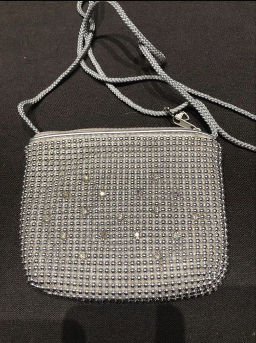 Srebrna torebka na imprezę
