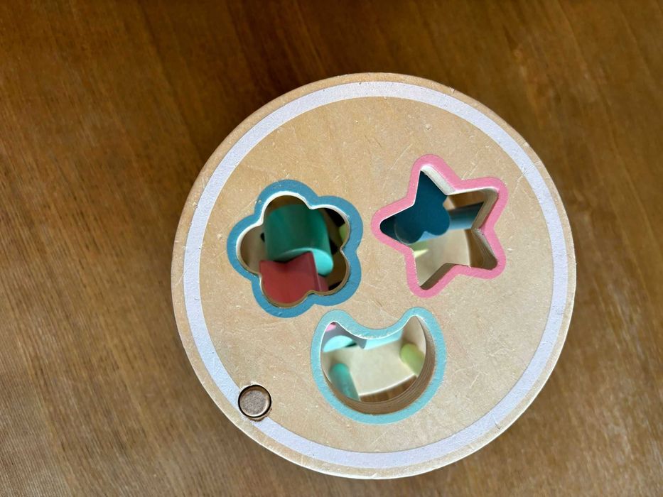 Brinquedo de madeira com formas geométricas de encaixe