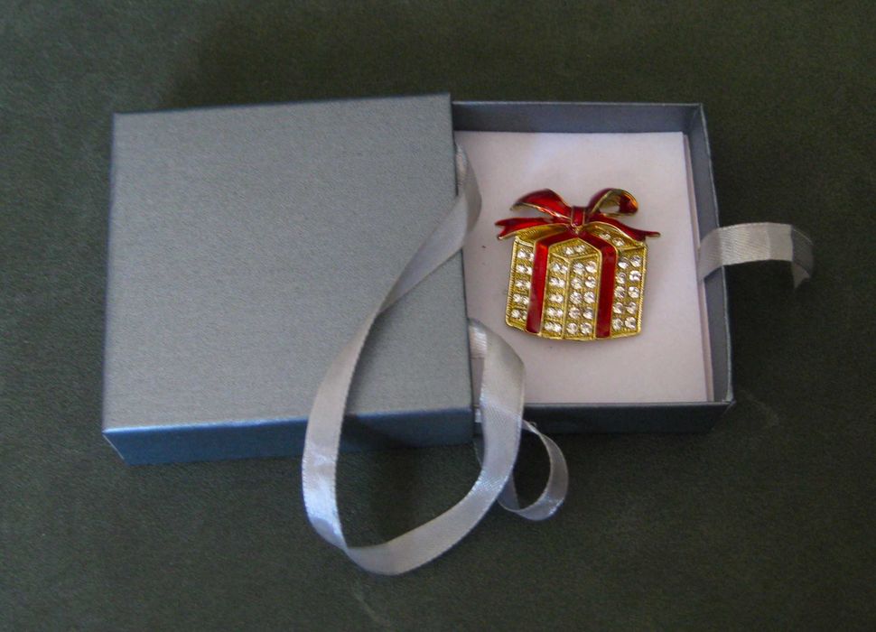 Alfinete / Broche / Pregadeira Presente c/ Laço Vermelho NOVO