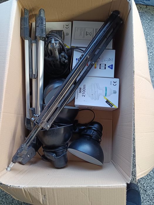 Statywy do aparatu, lampy, oświetlenie