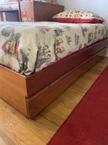 Cama de solteiro de cerejeira com gaveta + mesa de cabeceira e Móvel de apoio