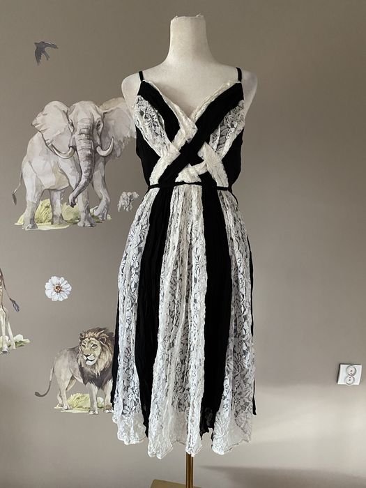 Nowa czarna sukienka z białą koronkową wstawką elegancka