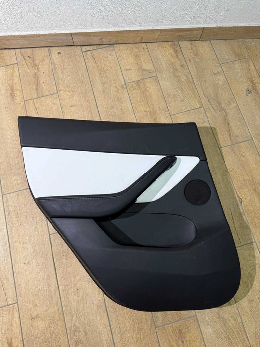 Карти дверей на Tesla Model 3/Y