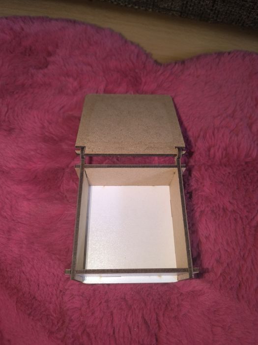8 Marca Dzień Kobiet Szkatułka Pudełko Dekoracja na prezent  9,5x10 cm