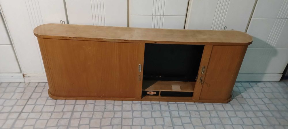 Armário de parede abertura sistema persiana