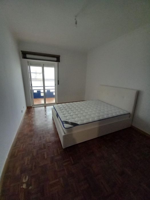 Aluga-se quarto nas Mercês todo mobilado com TV e Frigorifico