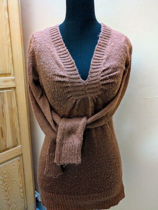 Miękki, miły sweterek z ładnym dekoltem