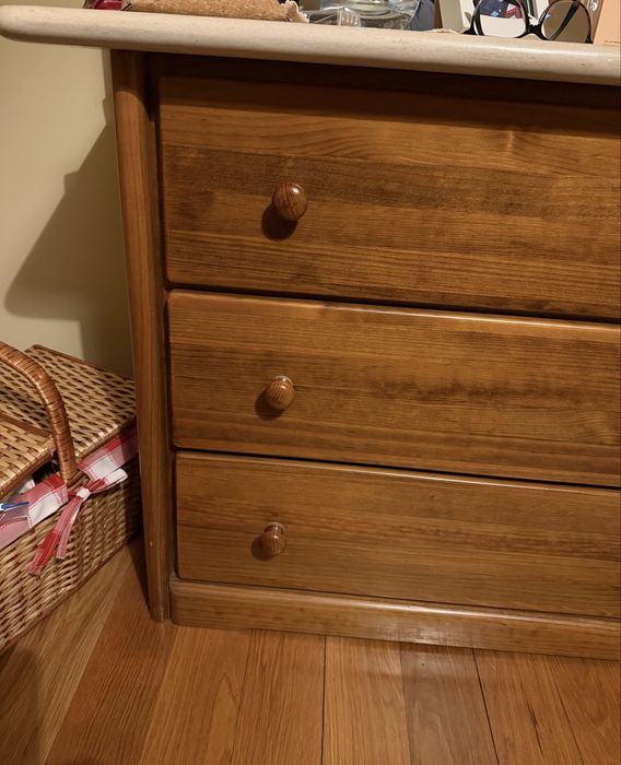 Comoda Pedrosa 102/43/77 de altura. Tampo em marmore 117-48 cm