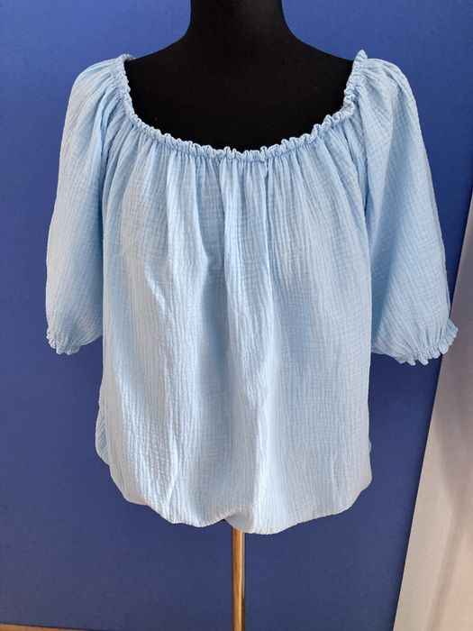 Błękitna muślinowa bluzka