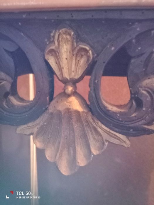 Mesa de entrada muito antiga com pedra mármore rosa.