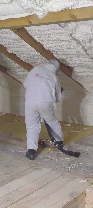 Ocieplanie poddasza pianą pur, izolacja, pianowanie