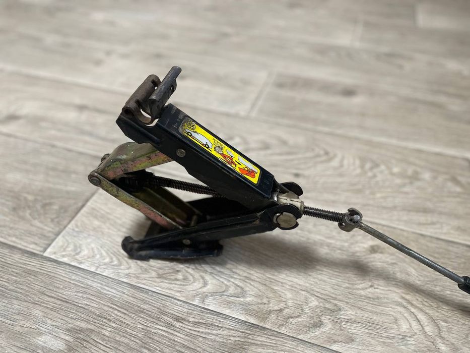 Домкрат автомобильный.Донкрат для машин.Подьемник!