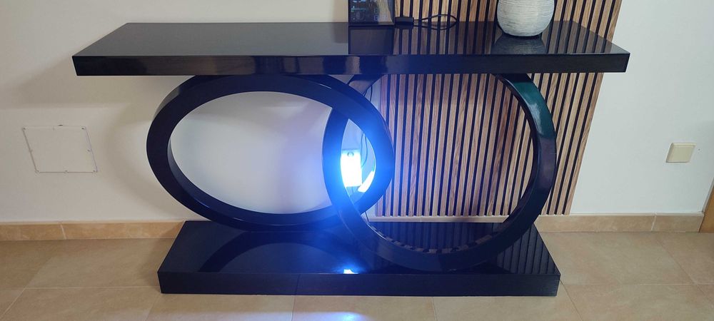 Consola de Design (Preto Alto Brilho) – Ideal para Entrada/Sala