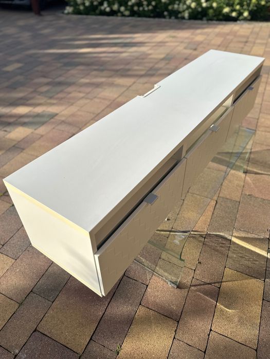 Szafka pod TV Besta biała, fronty plaster miodu 3 szuflady, 3 półki