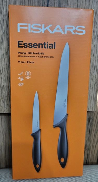 Zestaw noży Fiskars  i zestaw garnków