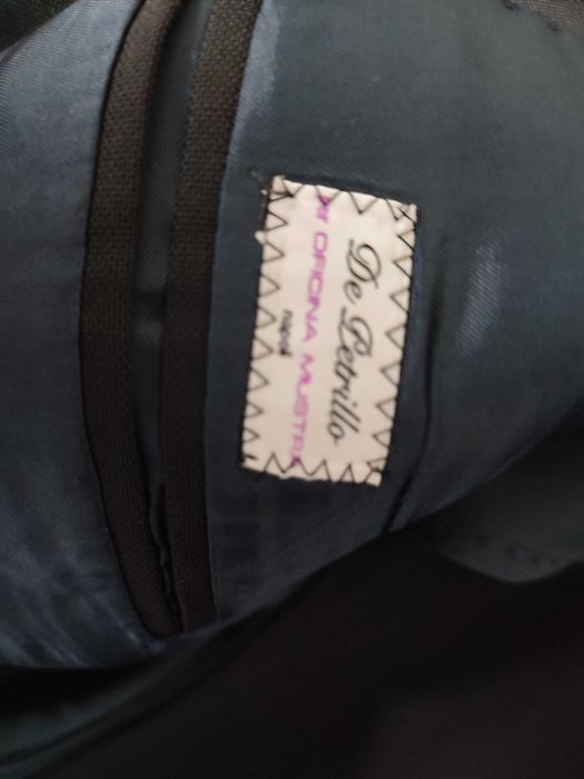 Blazer azul escuro com botões dourados da loja oficina Mustra. Luxo