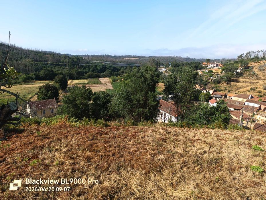 Vendo Terreno, com excelente área e várias possibilidades de construção . Já tem projeto aprovado.