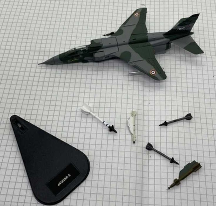 Модель літака іграшкова SEPECAT Jaguar A 1:100 металева