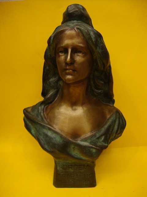 Escultura, Menina de Tranças - Autor: Teixeira Lopes