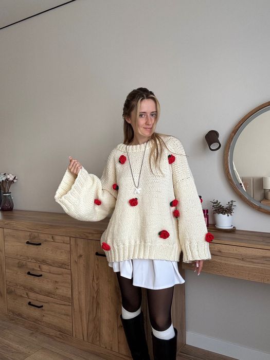 Светер в’язаний з трояндами